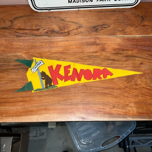 Vintage Percy’s Felties Canada ‘Kenora’ Bear Felt Pennant Native American Indian - Picture 1 of 6